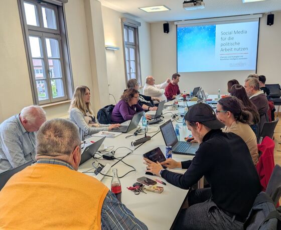 Die Teilnehmenden des Seminars hören konzentriert zu